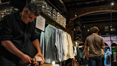 Camicie "insaccate": l'imprevisto incontro tra l'alta moda e la storica salumeria emiliana
